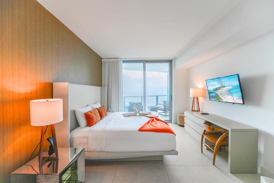 Bed, TV and multimedia, Seating area, Bedroom