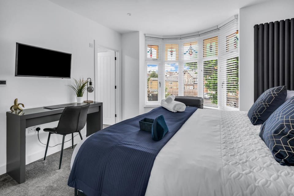 Bed, TV and multimedia, Bedroom