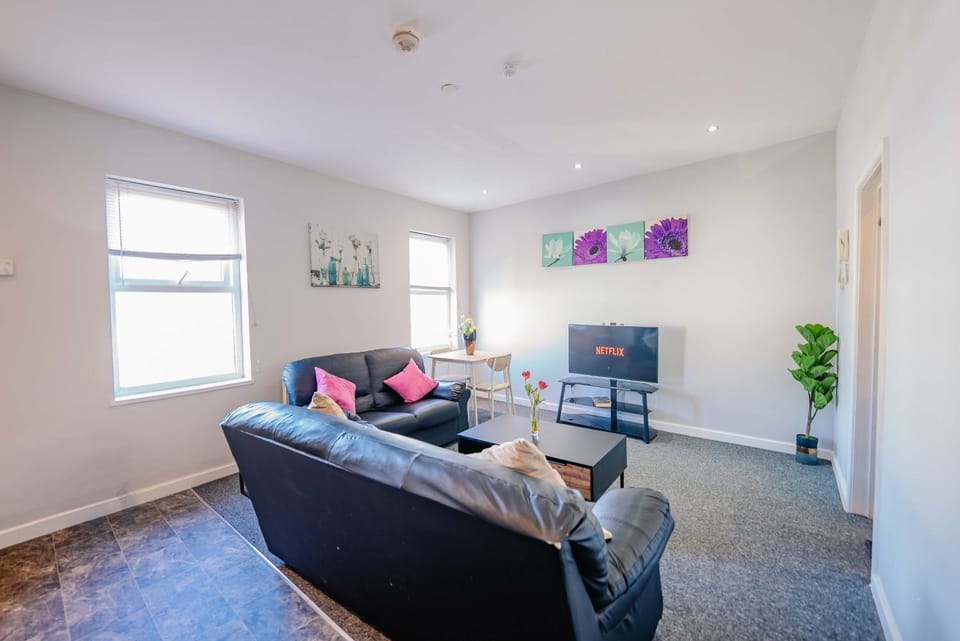 Communal lounge/ TV room, TV and multimedia, Living room, Seating area, Evening entertainment