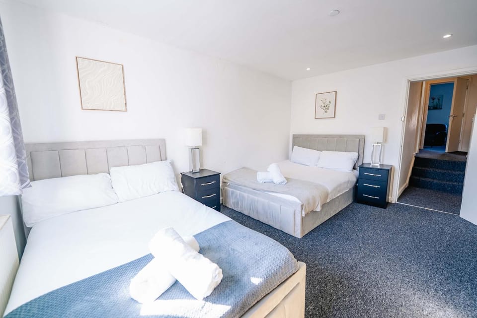Bed, Living room, Photo of the whole room, Seating area, Bedroom, towels