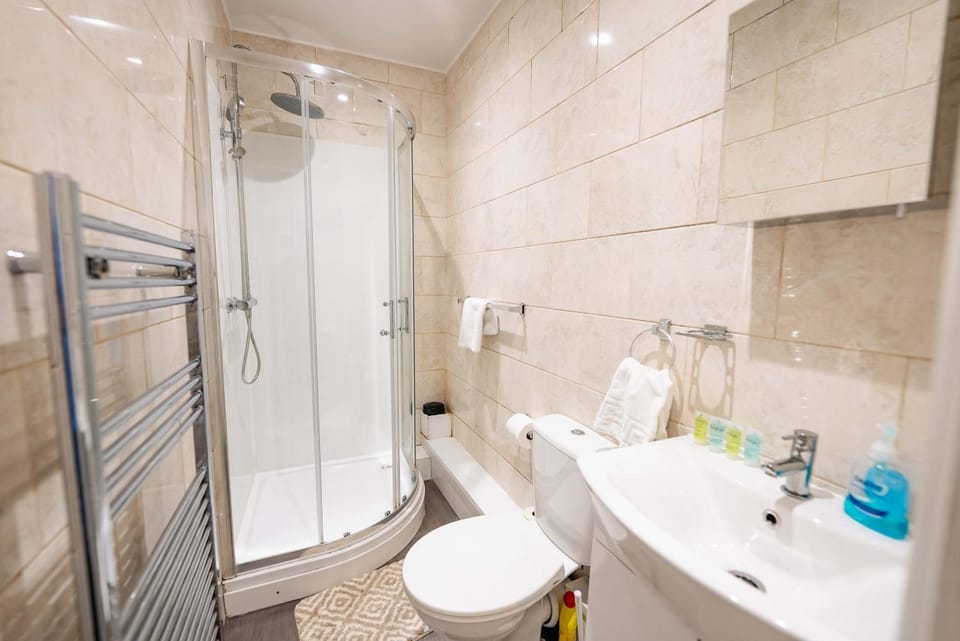 Shower, Toilet, Bathroom, Bath, towels