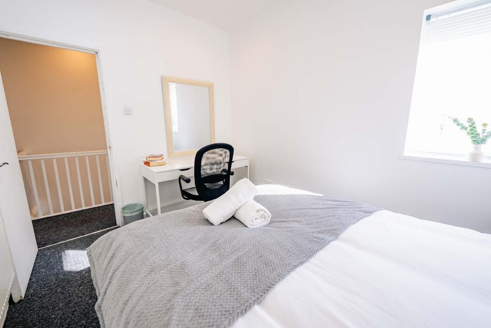Bed, Photo of the whole room, Bedroom, cot, towels