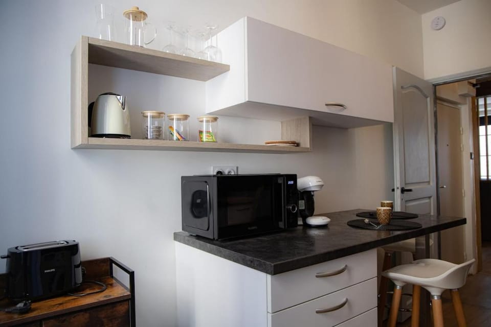 Coffee/tea facilities, Kitchen or kitchenette, stove, toaster