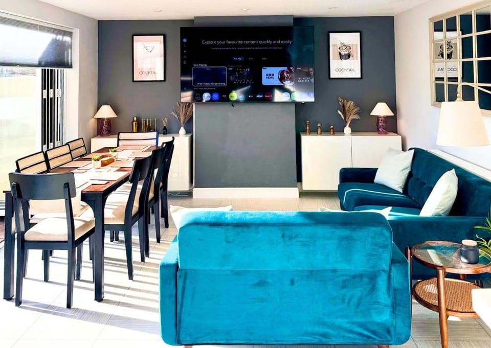 Communal lounge/ TV room, TV and multimedia, Living room, Seating area, Dining area