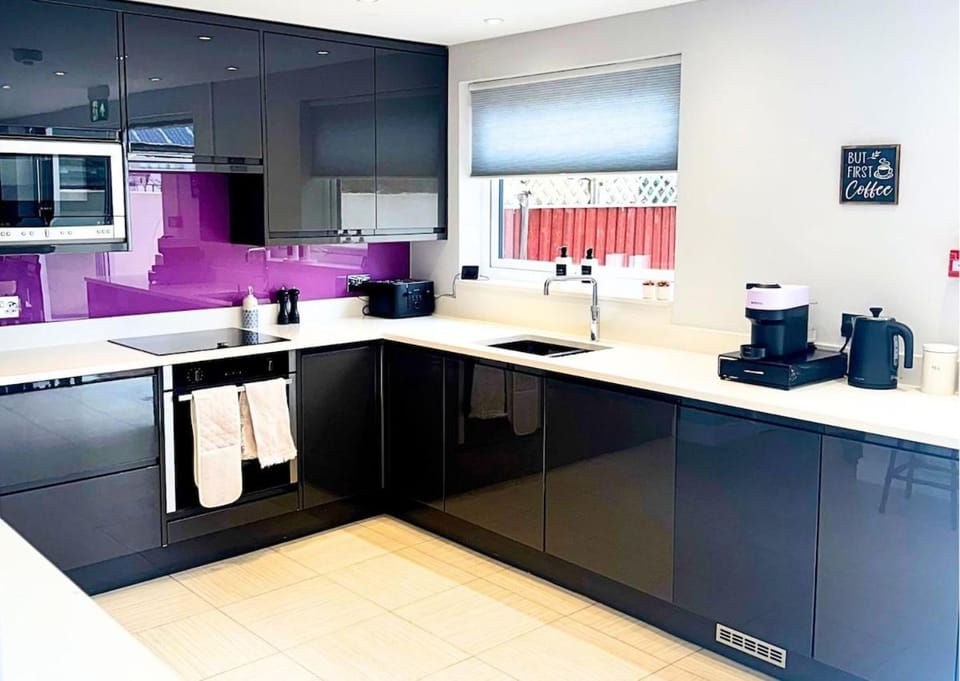 Coffee/tea facilities, dishwasher, oven, stove, washing machine, dryer, kitchen