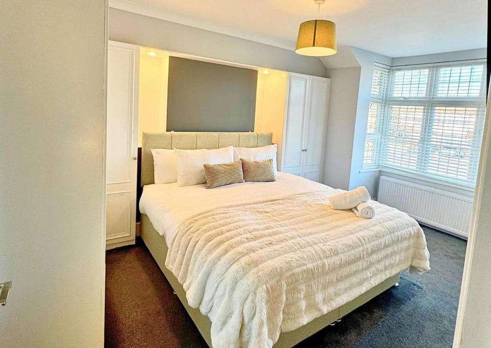Bed, TV and multimedia, Bedroom, towels, wardrobe