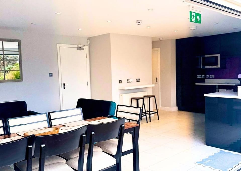 Coffee/tea facilities, Dining area, dishwasher, microwave, oven, stove, kitchen