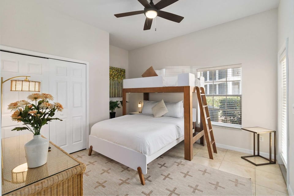 Gorgeous top floor Condo at Bahama Bay Resort House in Polk County