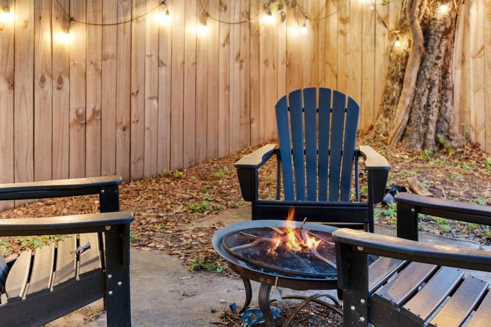 Lux, Fenced Backyard 4 Pets, Firepit, Exec Desk House in Dallas