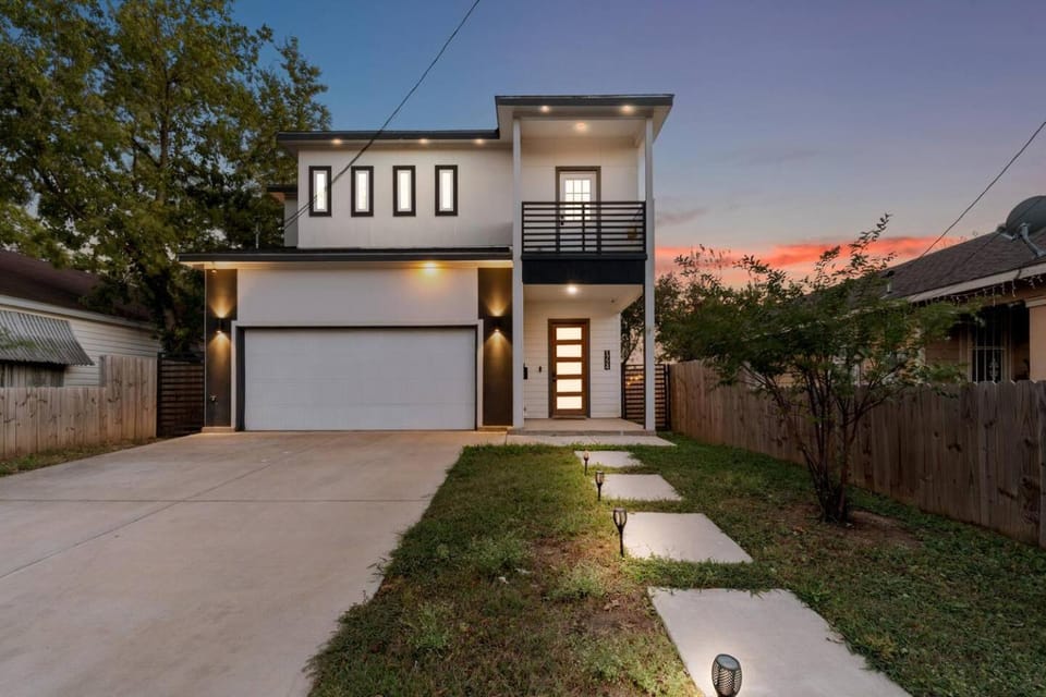 Lux, Fenced Backyard 4 Pets, Firepit, Exec Desk House in Dallas