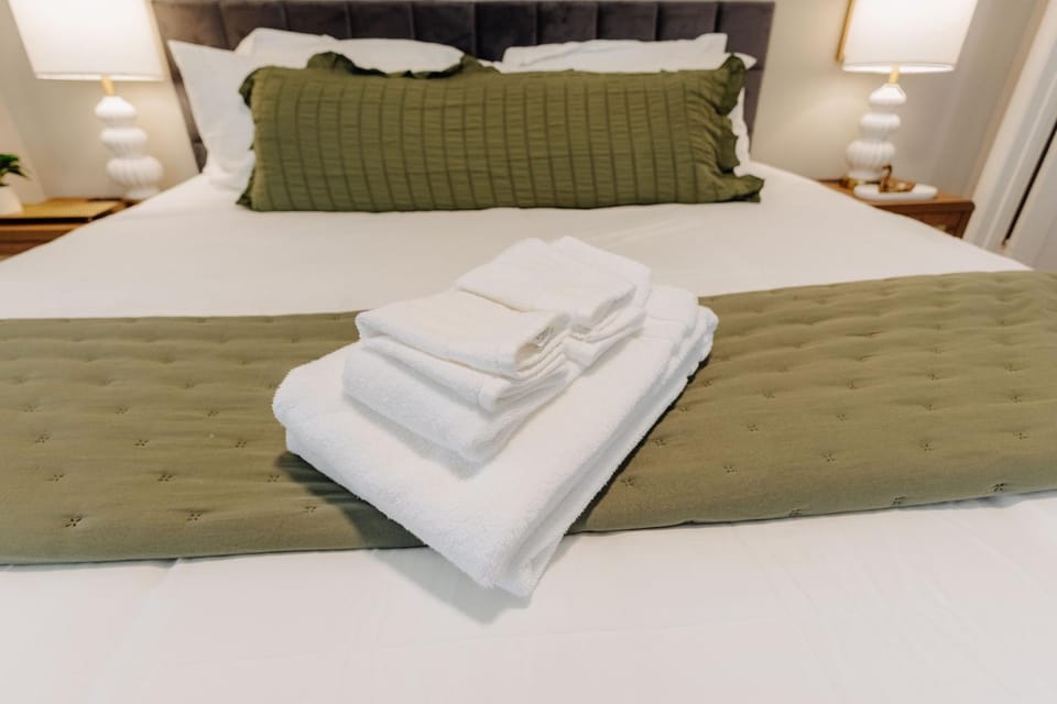 Bed, Bedroom, towels