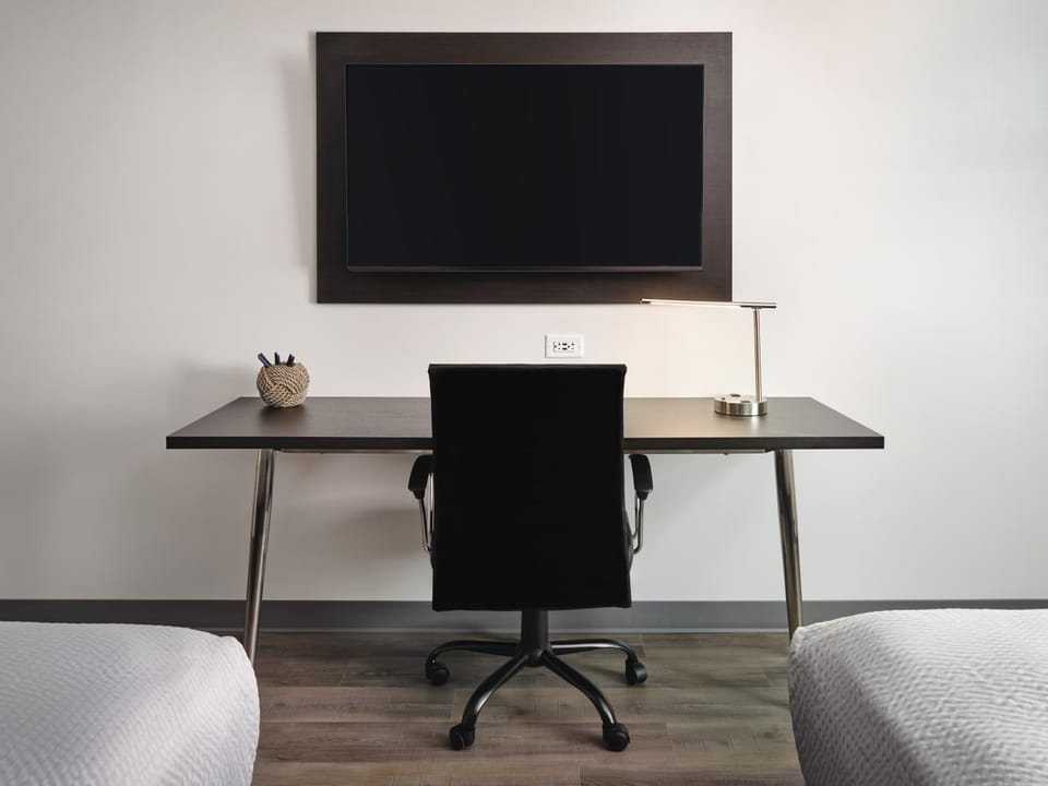Bed, TV and multimedia, Bedroom