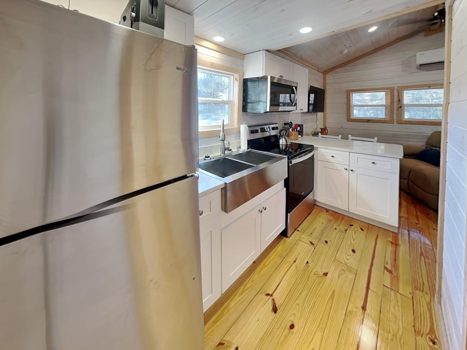 Day, Kitchen or kitchenette, dishwasher, microwave, oven, stove