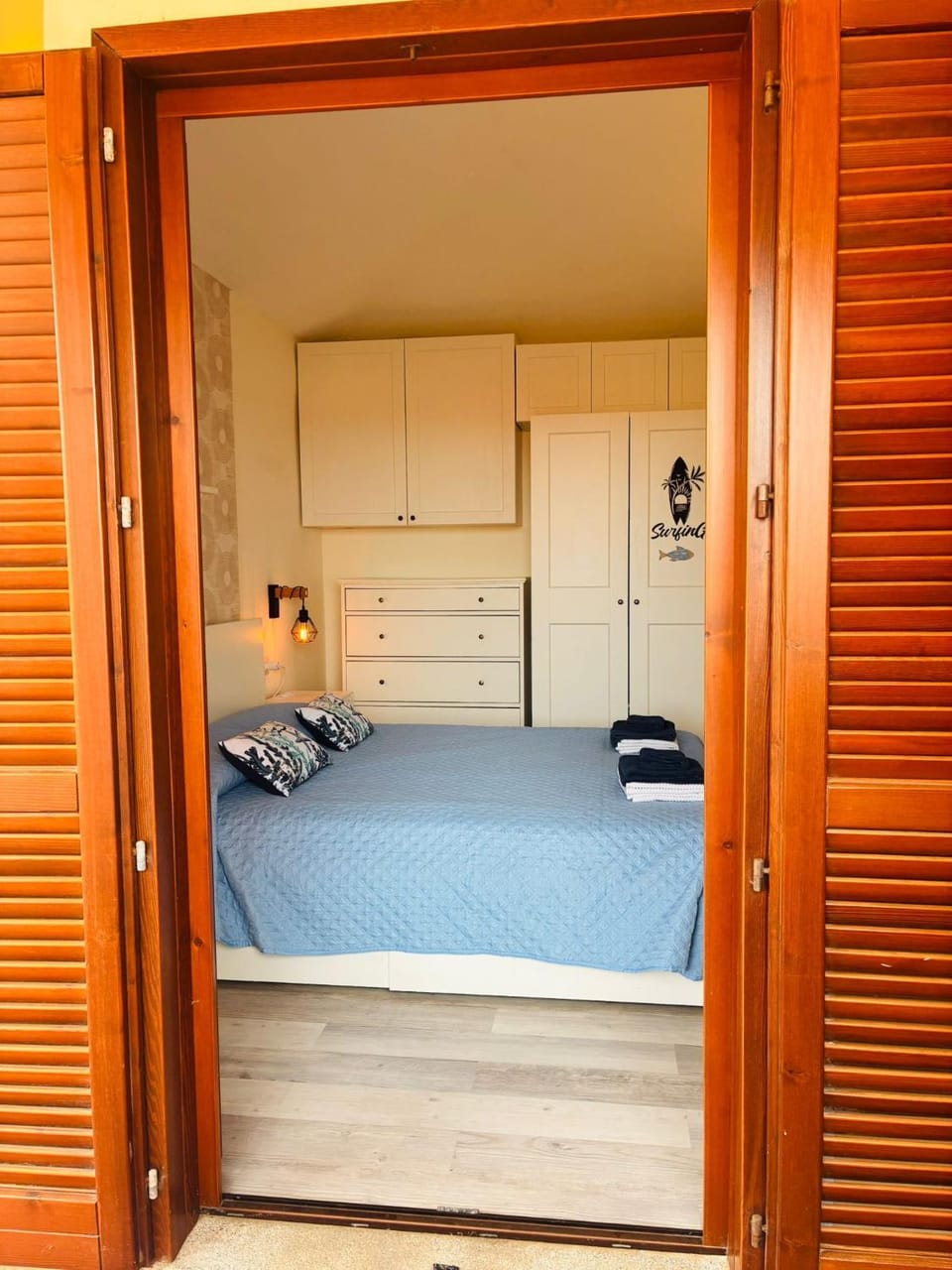Bed, Photo of the whole room, wardrobe