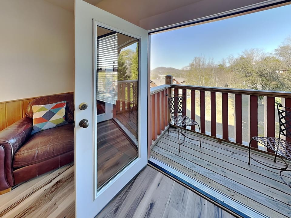 Day, View (from property/room), Balcony/Terrace, Living room, Seating area, Mountain view