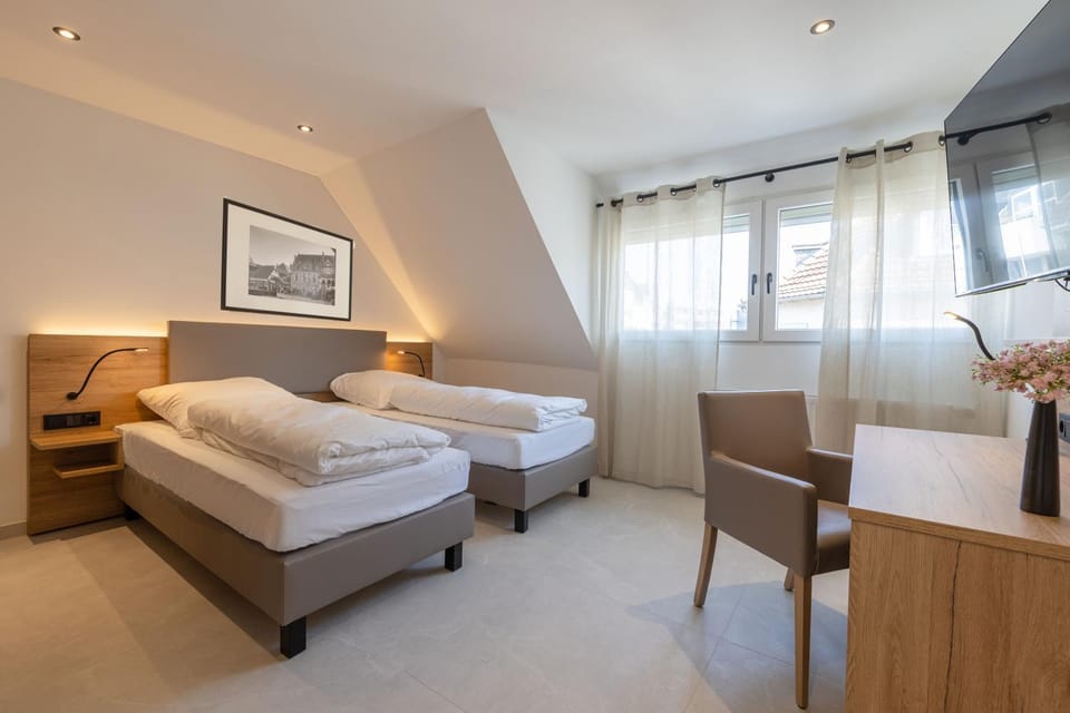Bed, Photo of the whole room, Seating area, Bedroom