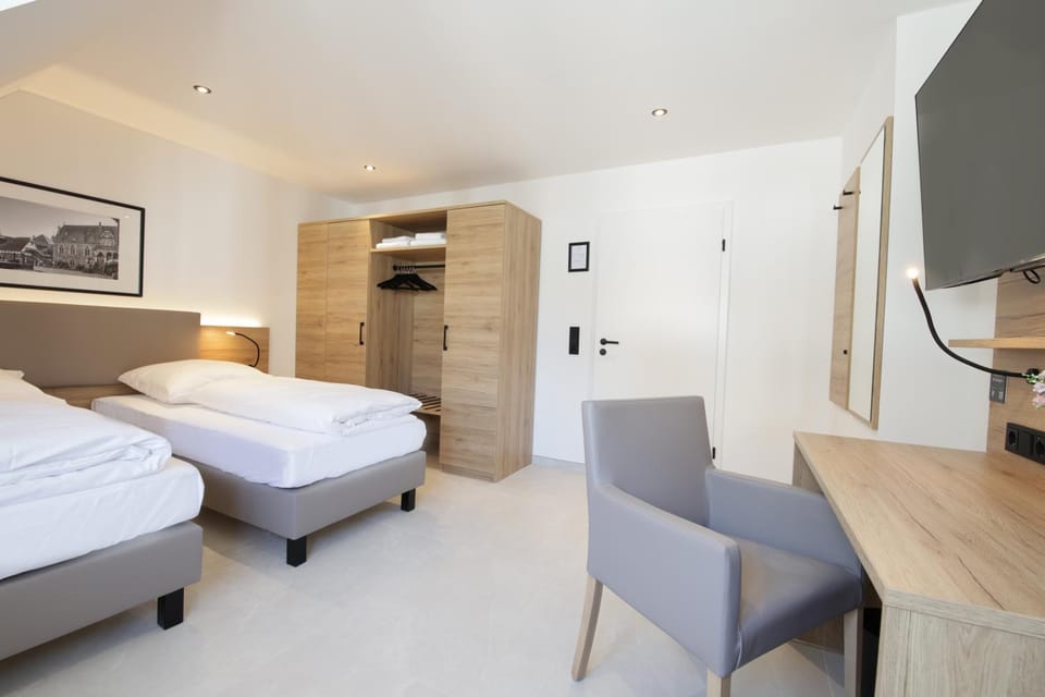 Bed, TV and multimedia, Photo of the whole room, Bedroom, wardrobe