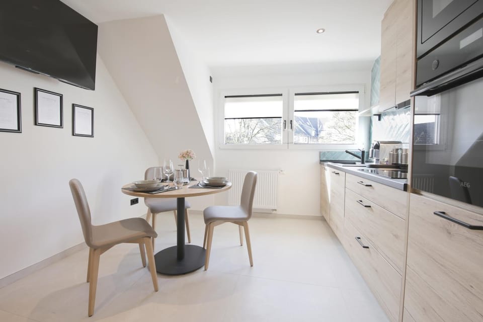TV and multimedia, Kitchen or kitchenette, Dining area, oven, stove