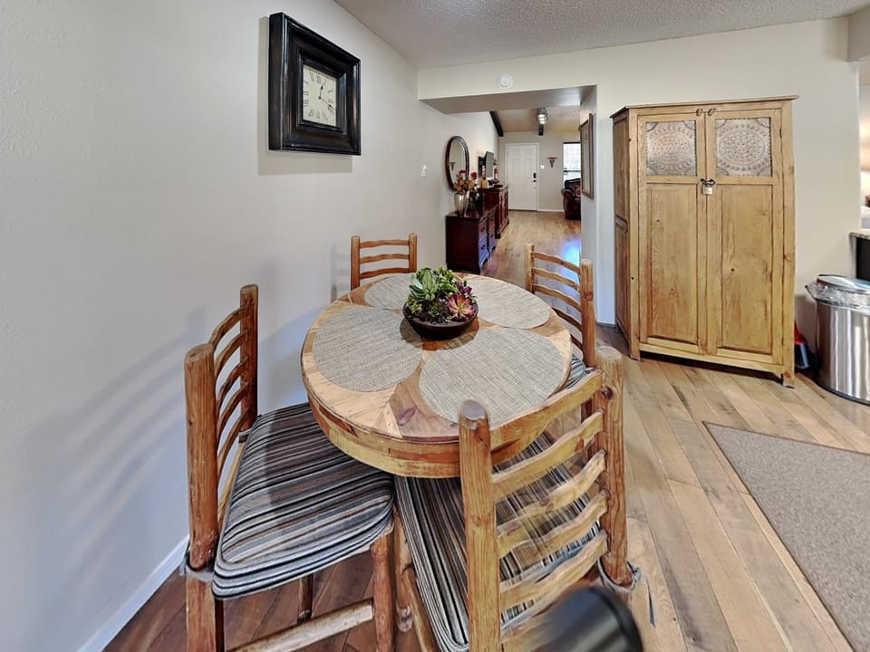 Seating area, Dining area, furniture