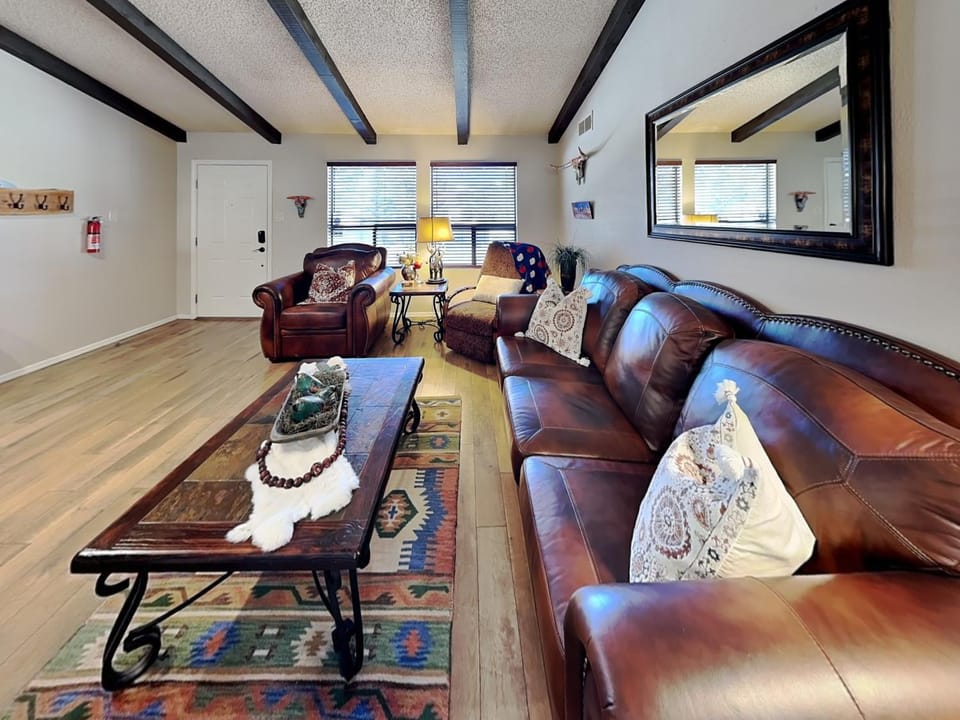 Living room, Seating area, furniture
