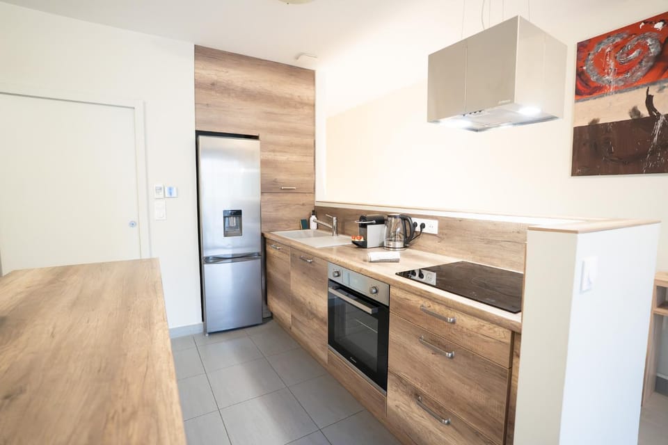 Coffee/tea facilities, Kitchen or kitchenette, dishwasher, oven, stove, toaster