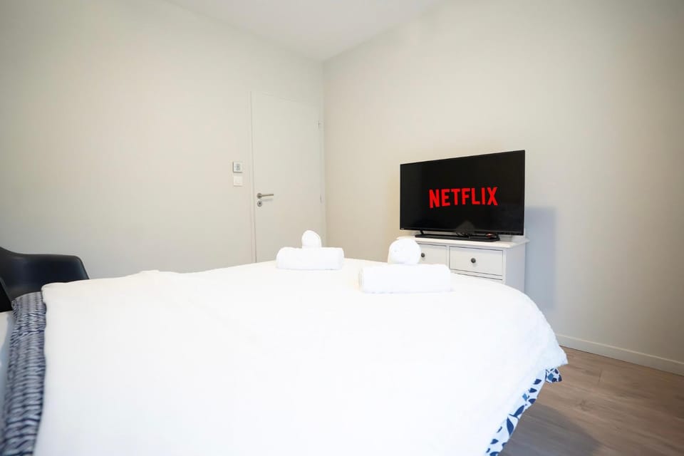 Bed, TV and multimedia, Photo of the whole room, Bedroom, towels