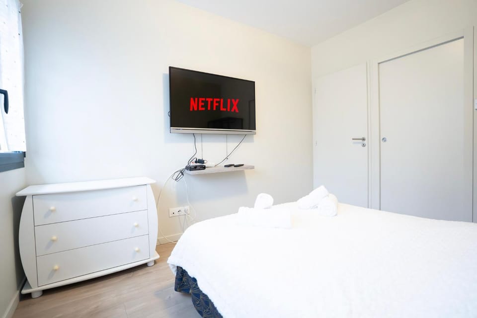 Bed, TV and multimedia, Photo of the whole room, Bedroom