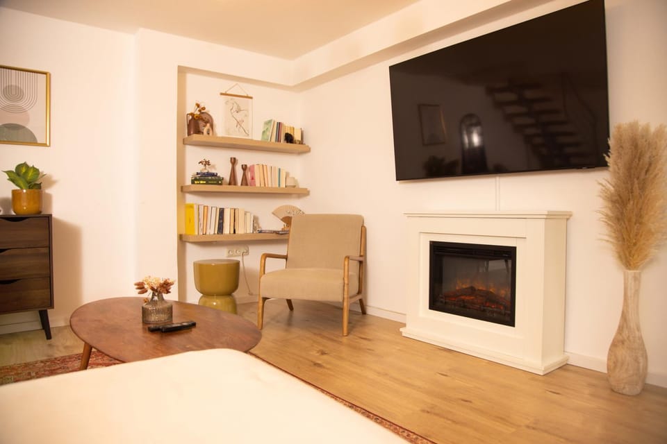 TV and multimedia, Living room, Decorative detail, Seating area