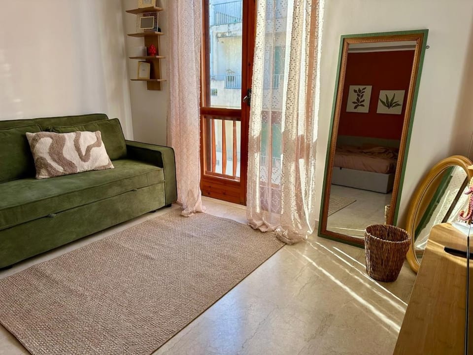Bed, Living room, Seating area, air conditioner