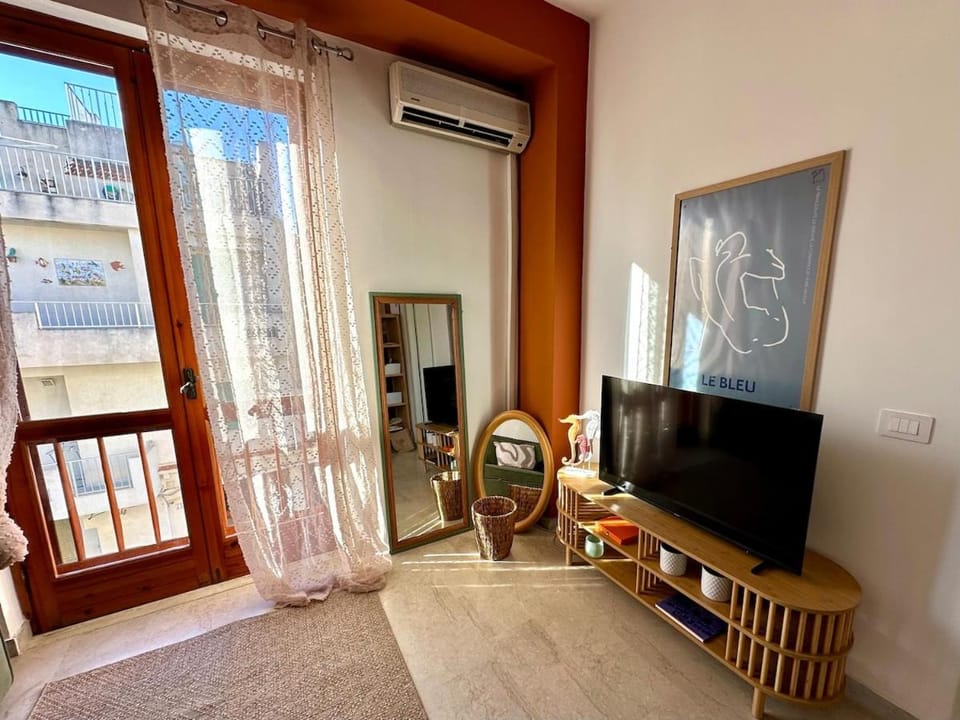 TV and multimedia, Living room, Seating area, air conditioner