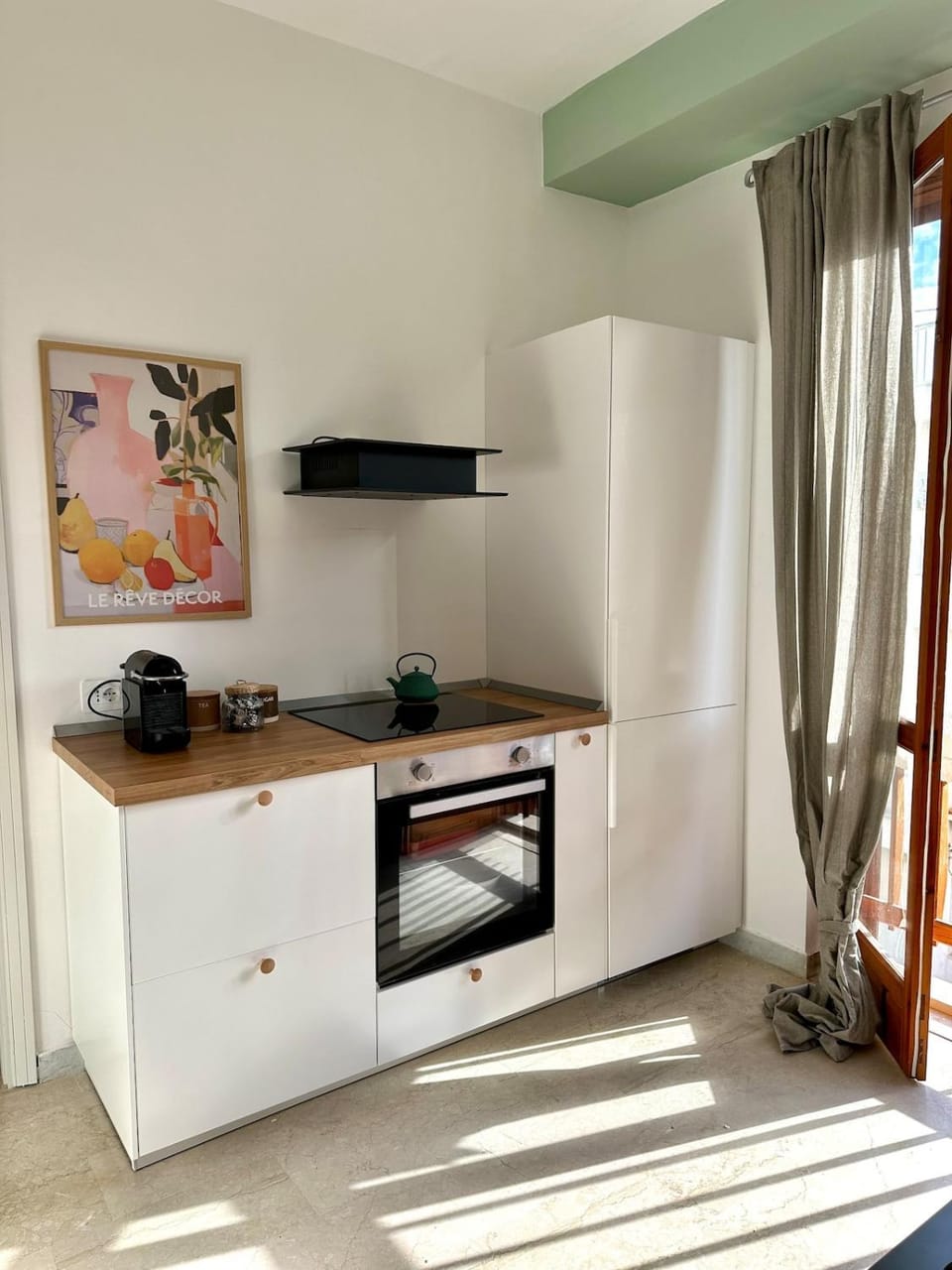 Coffee/tea facilities, Kitchen or kitchenette, oven, stove