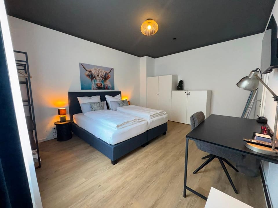Bed, TV and multimedia, Photo of the whole room, Bedroom