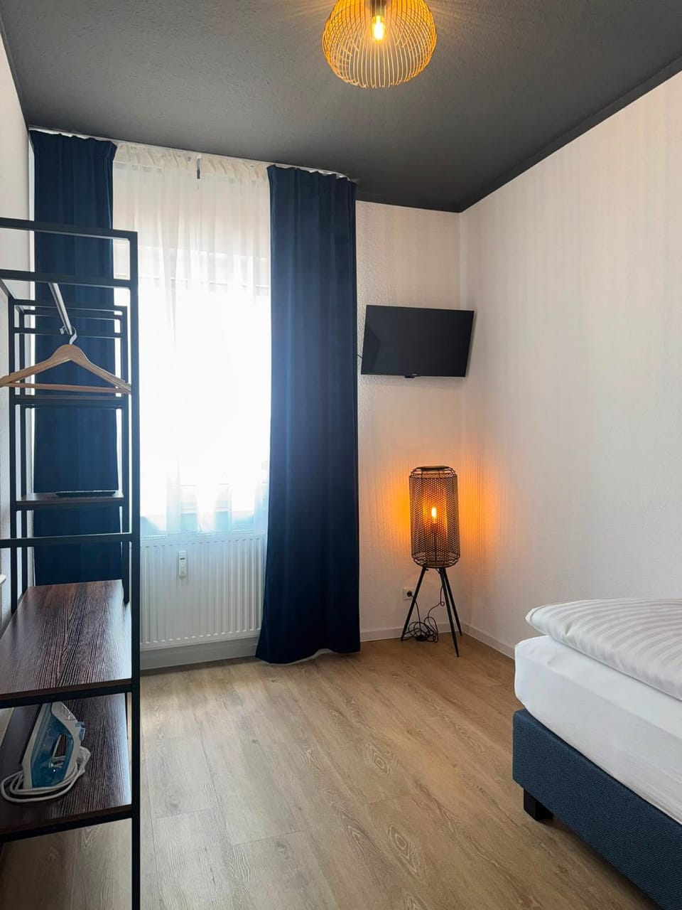 TV and multimedia, Photo of the whole room, Bedroom, internet