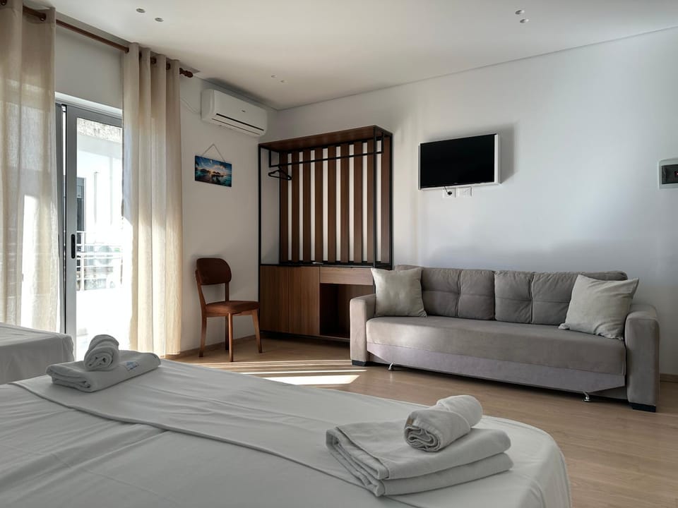Bed, TV and multimedia, Photo of the whole room, Seating area, Evening entertainment, towels, air conditioner
