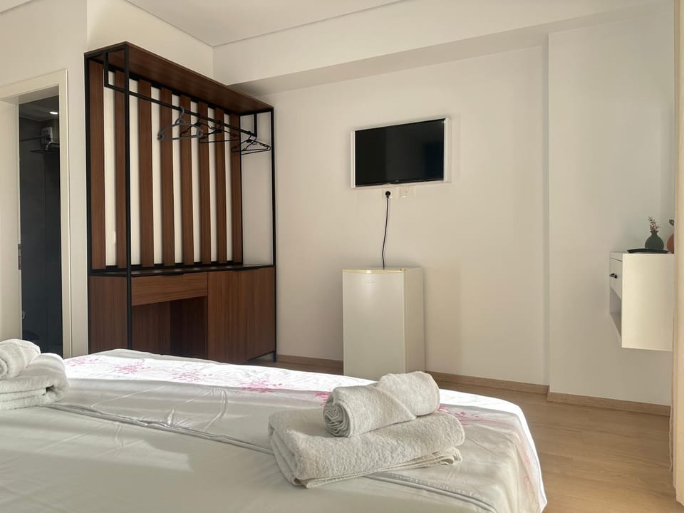 Bed, TV and multimedia, Photo of the whole room, Bedroom, towels