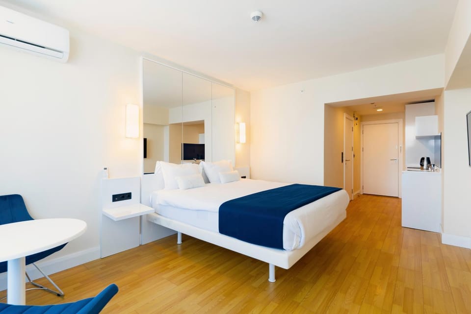 Bed, TV and multimedia, Photo of the whole room, Bedroom, air conditioner