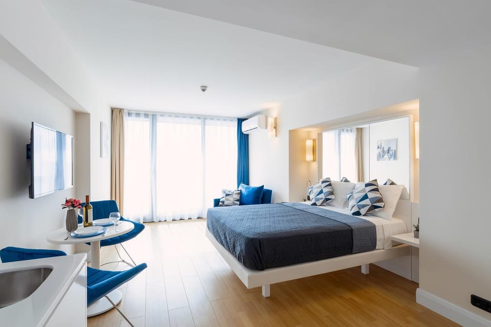 Bed, TV and multimedia, Living room, Photo of the whole room, Seating area, Bedroom