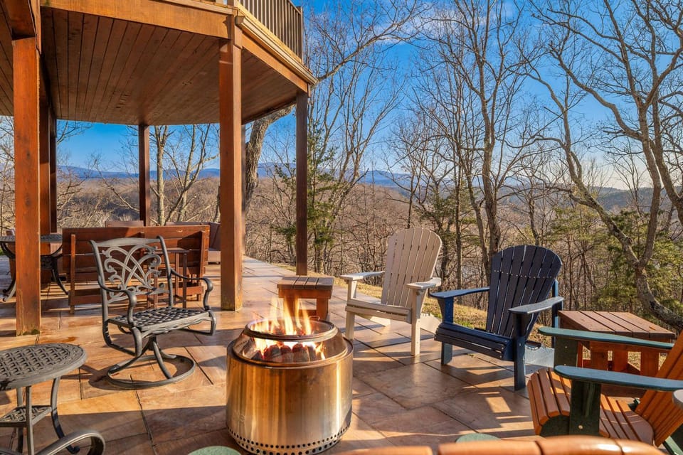 Riverbend Lodge Spacious Riverfront Home with Hot Tub Pool & Mountain view House in Shenandoah Valley