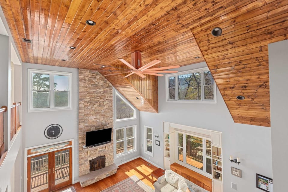 Riverbend Lodge Spacious Riverfront Home with Hot Tub Pool & Mountain view House in Shenandoah Valley