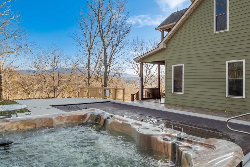 Riverbend Lodge Spacious Riverfront Home with Hot Tub Pool & Mountain view House in Shenandoah Valley