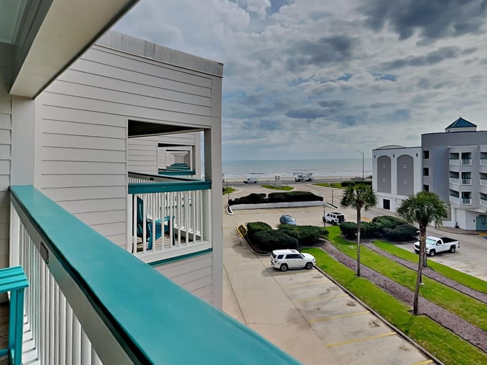 Property building, Day, Neighbourhood, View (from property/room), Balcony/Terrace, Beach