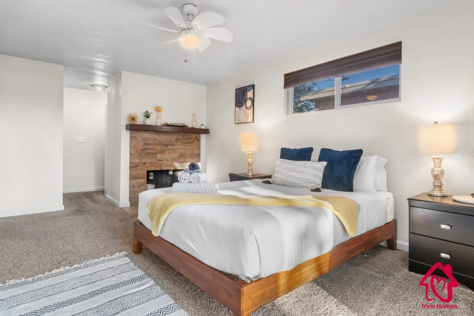 Pitt Paradise Pet Friendly Oasis - An Irvie Home House in Albuquerque
