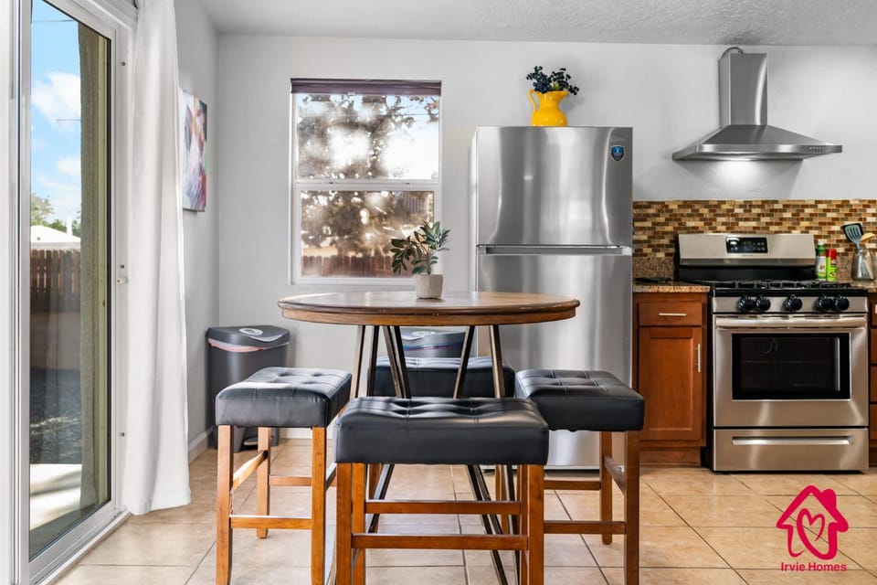 Pitt Paradise Pet Friendly Oasis - An Irvie Home House in Albuquerque