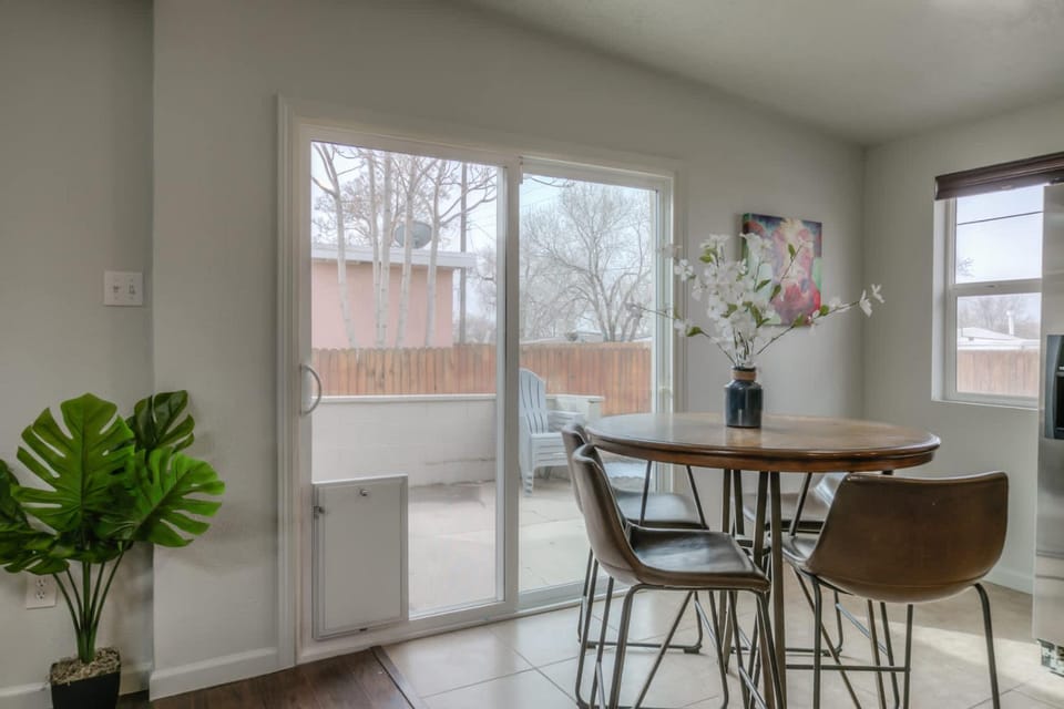 Pitt Paradise Pet Friendly Oasis - An Irvie Home House in Albuquerque