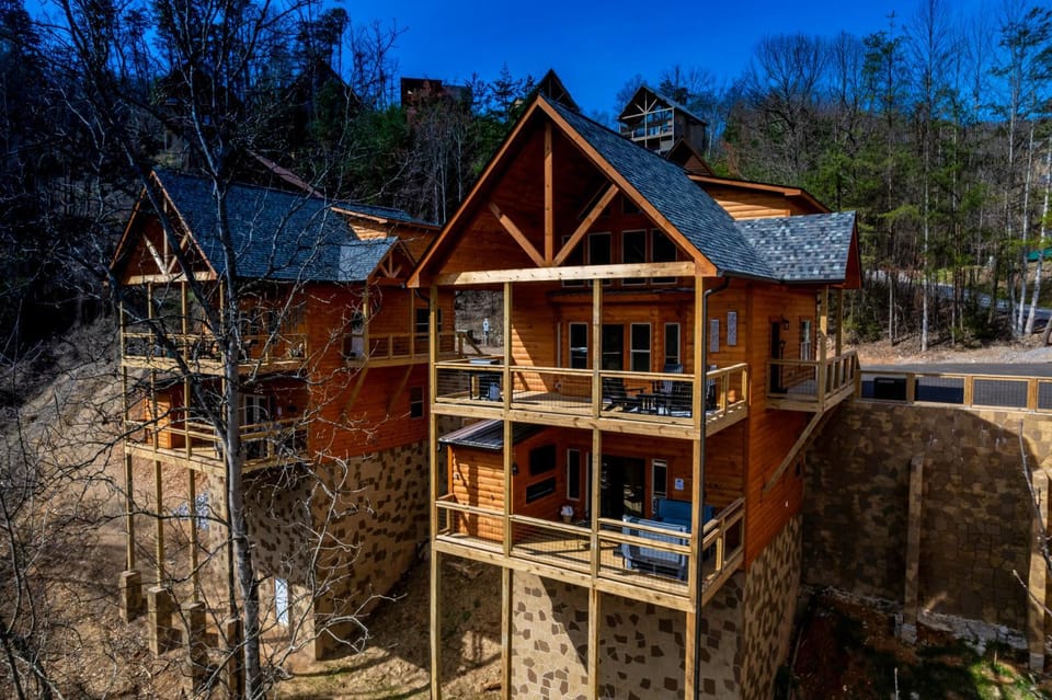 Property building, Spring, Day, Neighbourhood, Natural landscape, Bird's eye view, Hot Tub, Hot Tub, View (from property/room), View (from property/room), Balcony/Terrace, Balcony/Terrace, Decorative detail, Decorative detail, Seating area, City view, City view, Mountain view, Mountain view