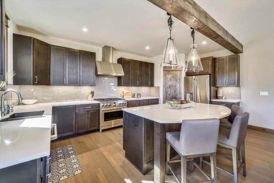 Experience the charm of Cocoa Cabin, a spacious retreat with stunning views & luxurious amenities Cabin in Breckenridge