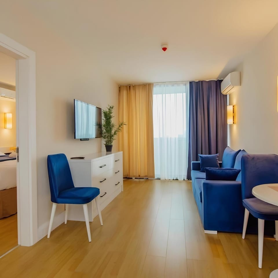 Communal lounge/ TV room, Bed, TV and multimedia, Living room, Photo of the whole room, Seating area, Evening entertainment, Bedroom