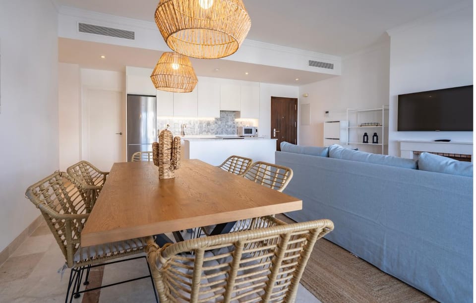 TV and multimedia, Living room, Seating area, Dining area