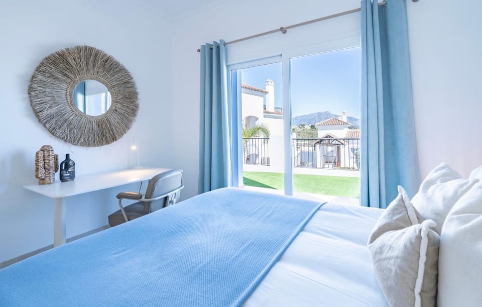 Bed, Balcony/Terrace, Bedroom, Mountain view