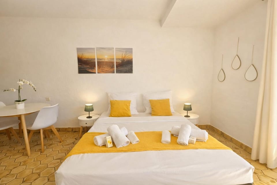 Bed, Dining area
